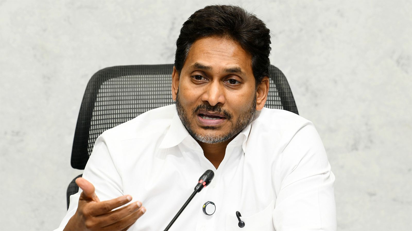 Jagan during Pulivendula constituency visit